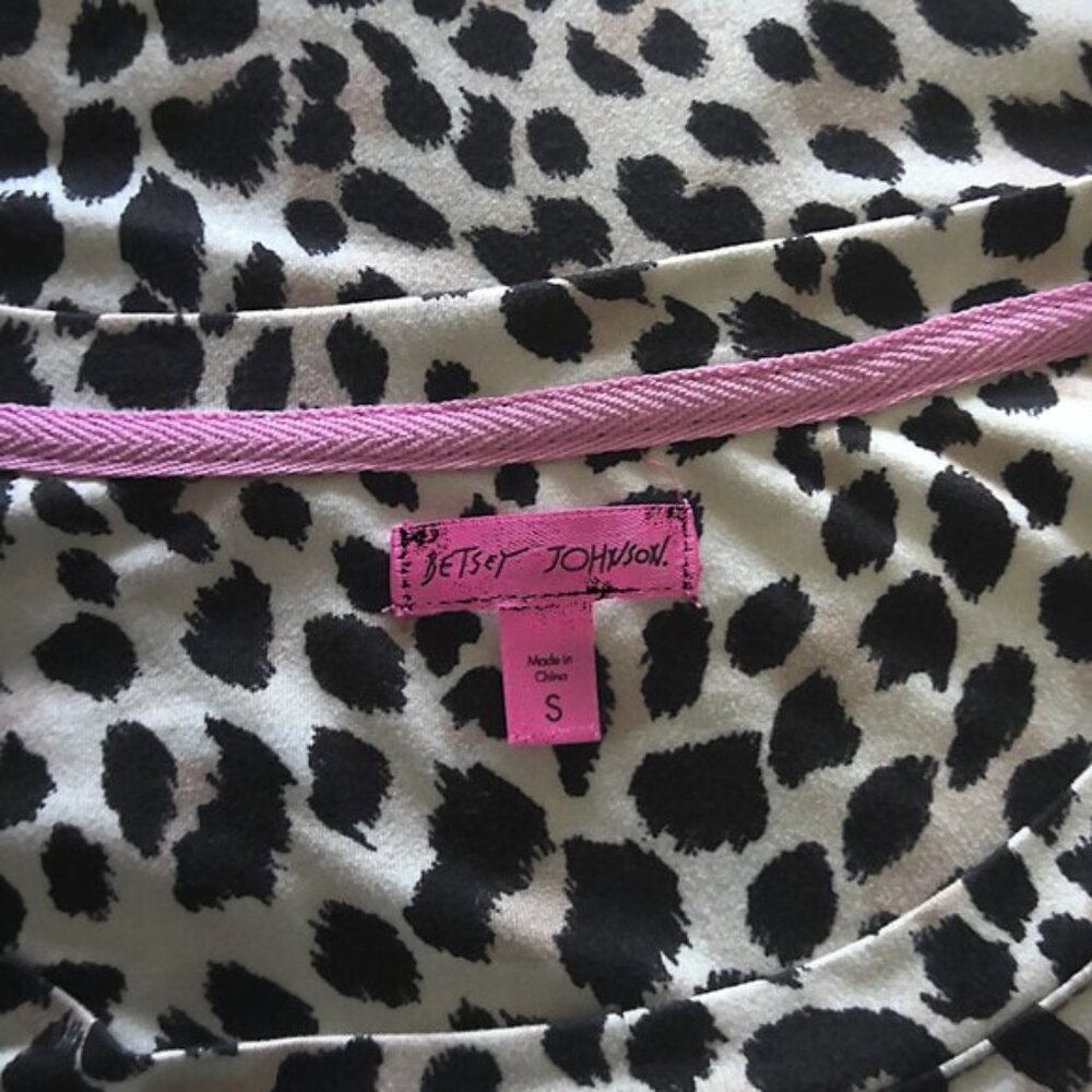 Betsey Johnson Cheetah Pajama Top W/ Hearts Super Soft & Stretch EUC  Sz S - Picture 3 of 5